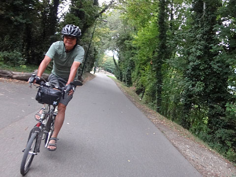 イゼール川沿いを進む