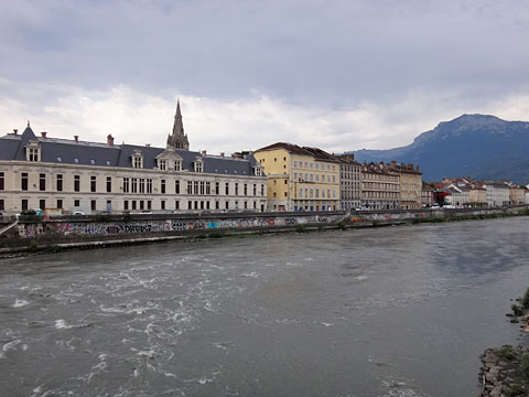 イゼール川とドーフィネ議会宮殿