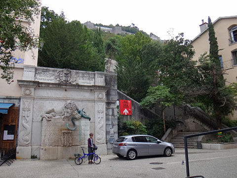 ライオンの泉とバスティーユへの登山口