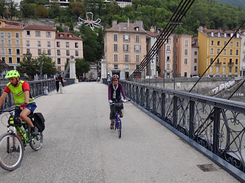 サン=ローラン橋を渡る