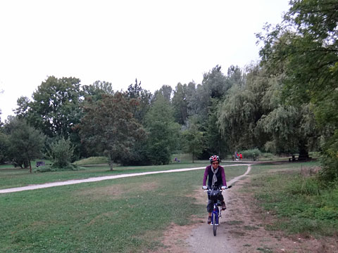 イル・ダムール公園を横切る