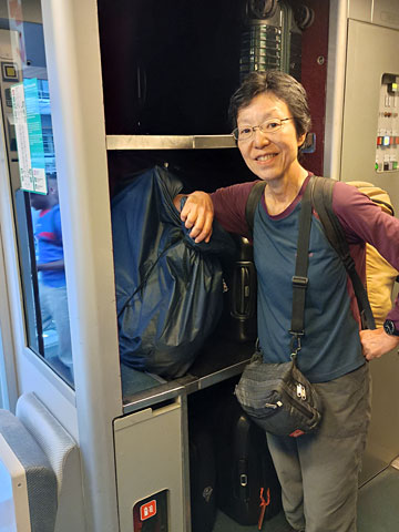 荷物置き場に自転車を置く