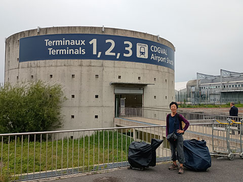 CDGVALのPARKING PX駅