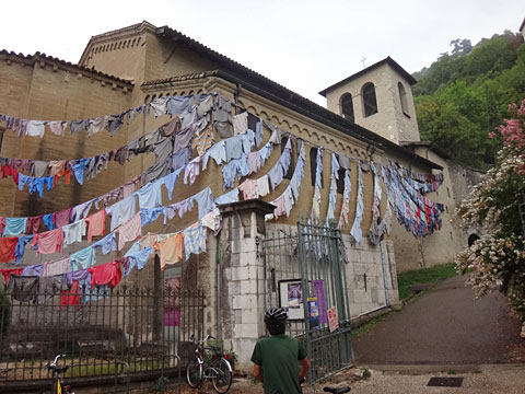 考古学博物館の建物とアート