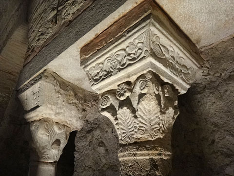 地下神殿の柱頭