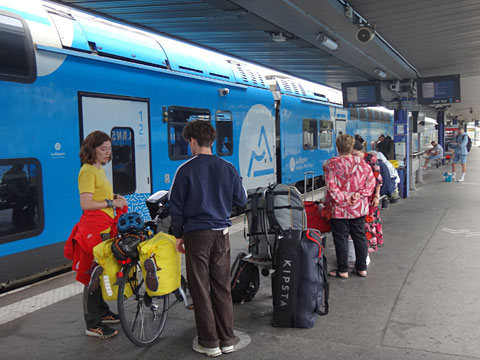 自転車を乗せる乗客