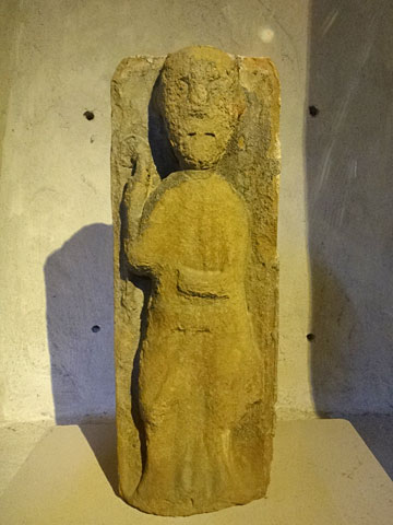 12世紀の聖職者の像