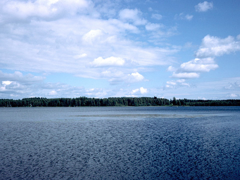 空を写して青く見える湖