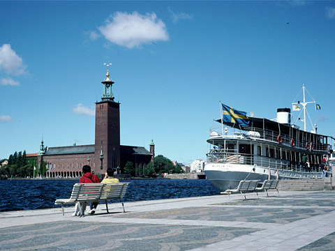 観光船と市庁舎