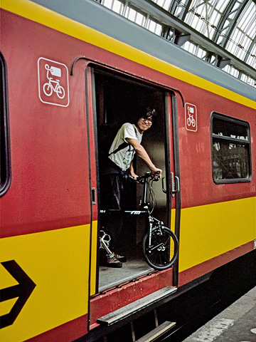 列車に自転車を乗せる